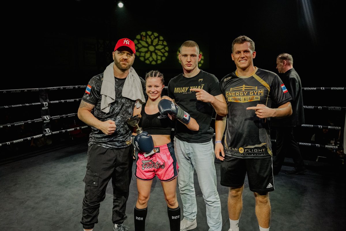 Team des Energy Gym gemeinsam im Ring nach einem Wettkampfabend