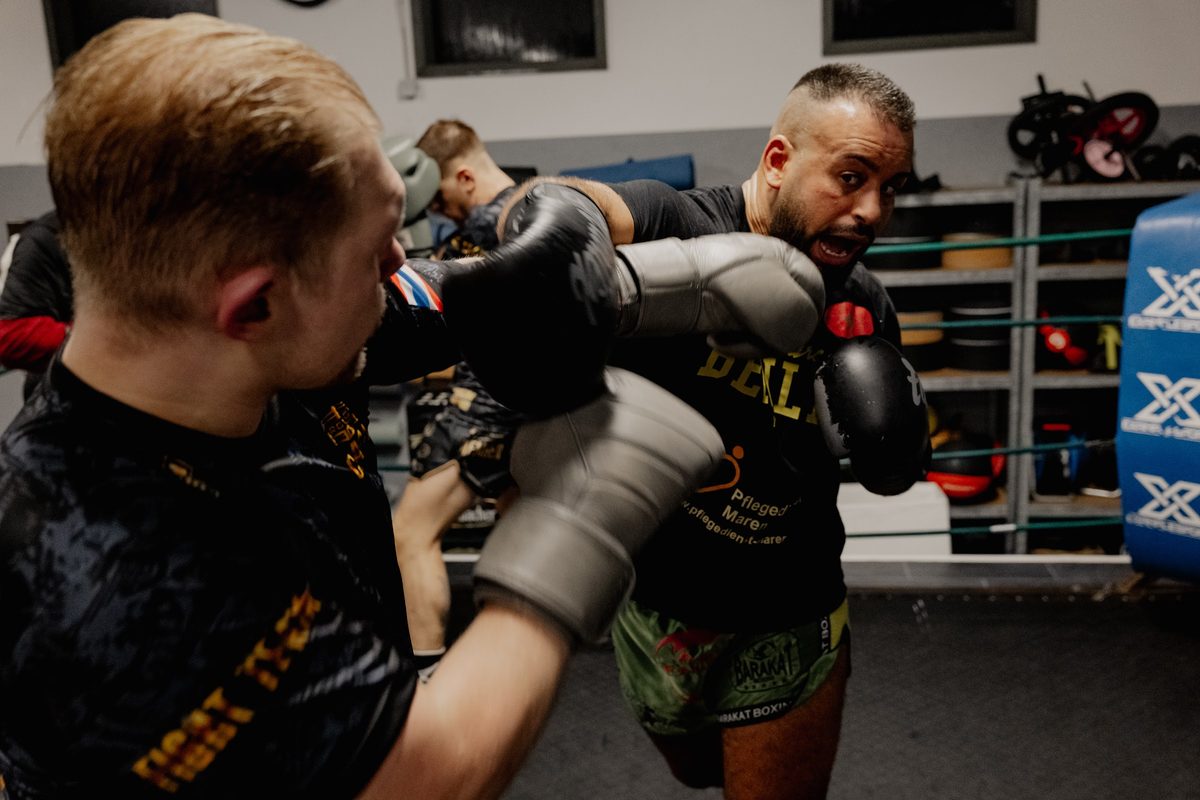 Zwei Sportler beim Pratzentraining im Kickboxen