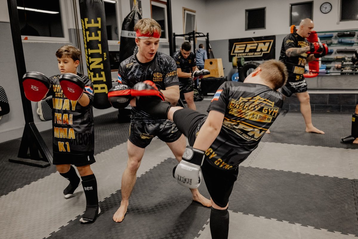Kinder beim Kickboxtraining in der Halle