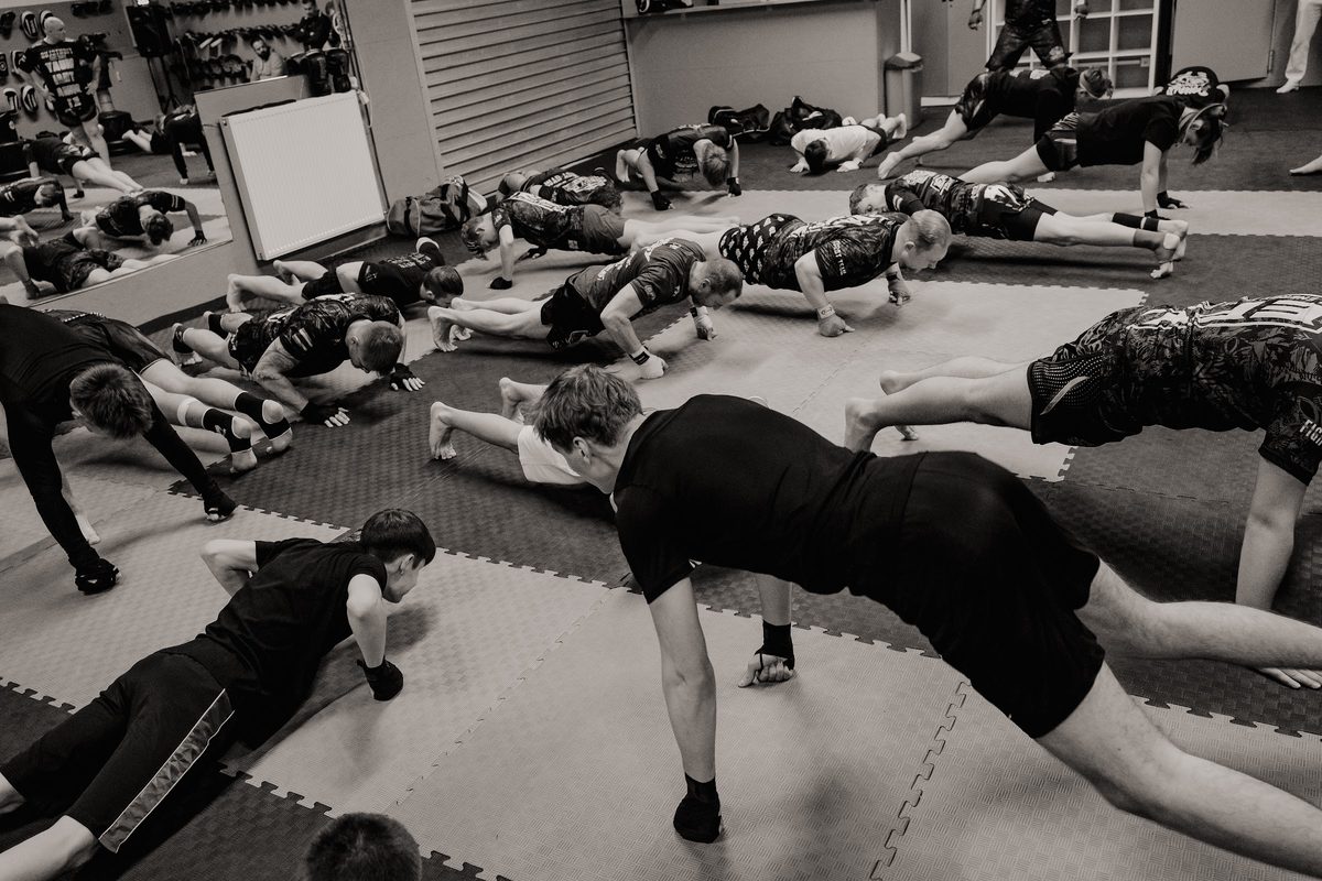 Trainingsgruppe bei einer Körperspannungsübung am Boden