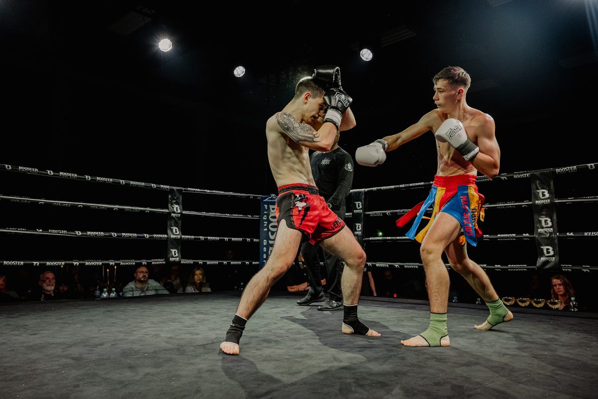 Zwei Kämpfer im Ring bei einem Muay-Thai-Wettkampf